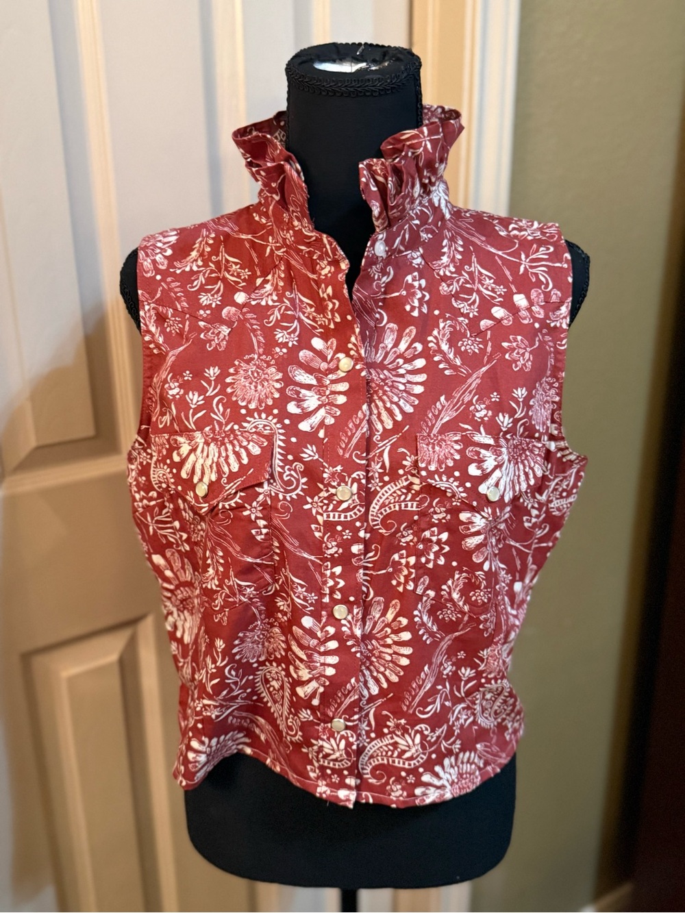 Upcycled Ruffled Collar Sleeveless Button-Up Top in Rust Floral. M - Picture 3 of 8